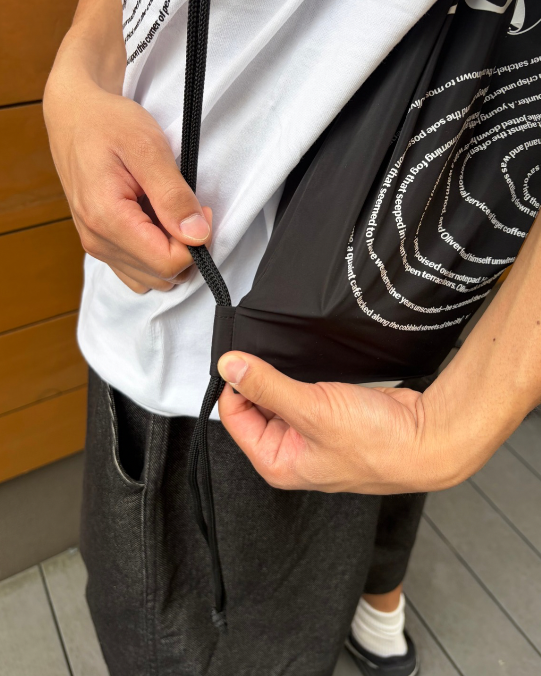 Navy_lightblue)Knapsack spilling coffee