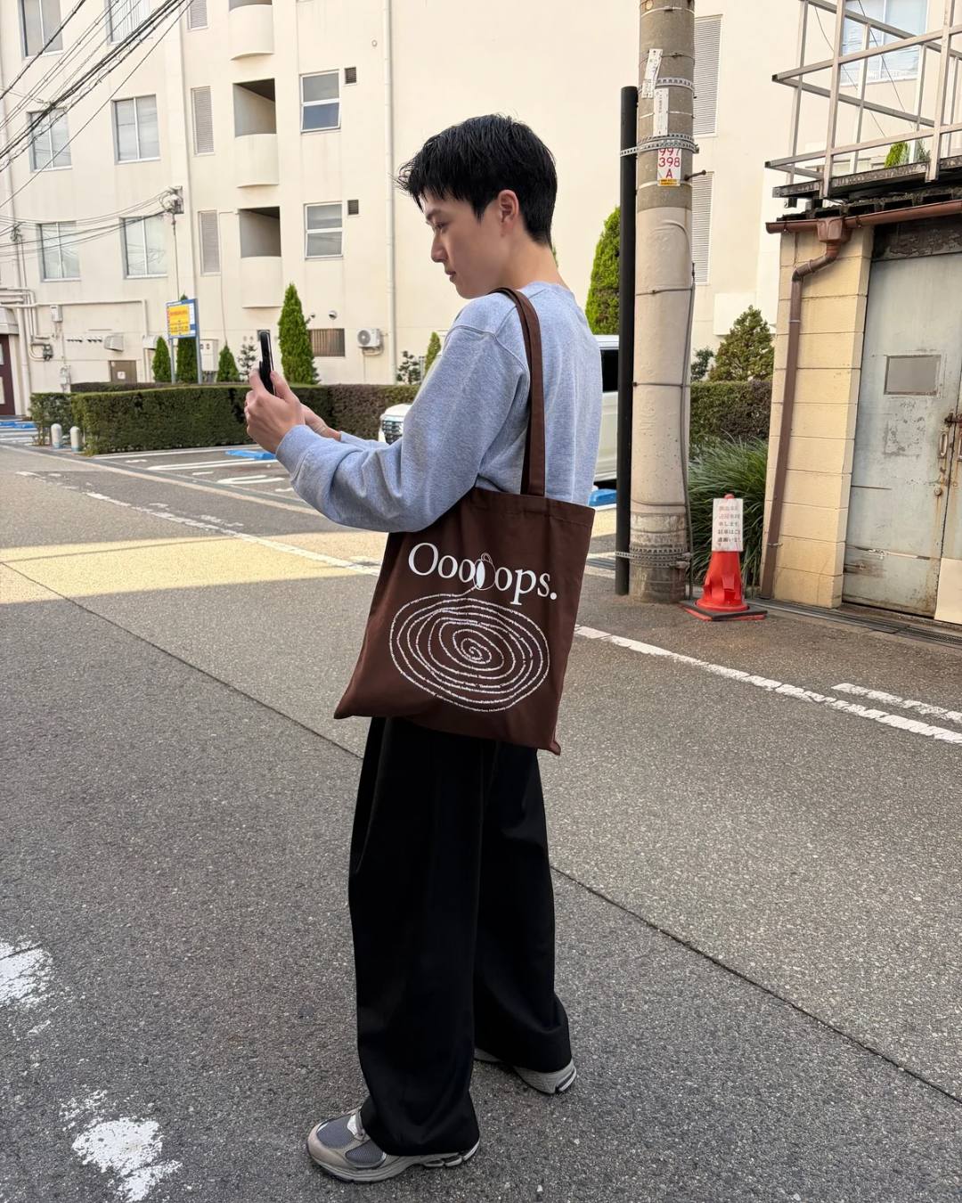 Brown)Canvas bag spilling coffee