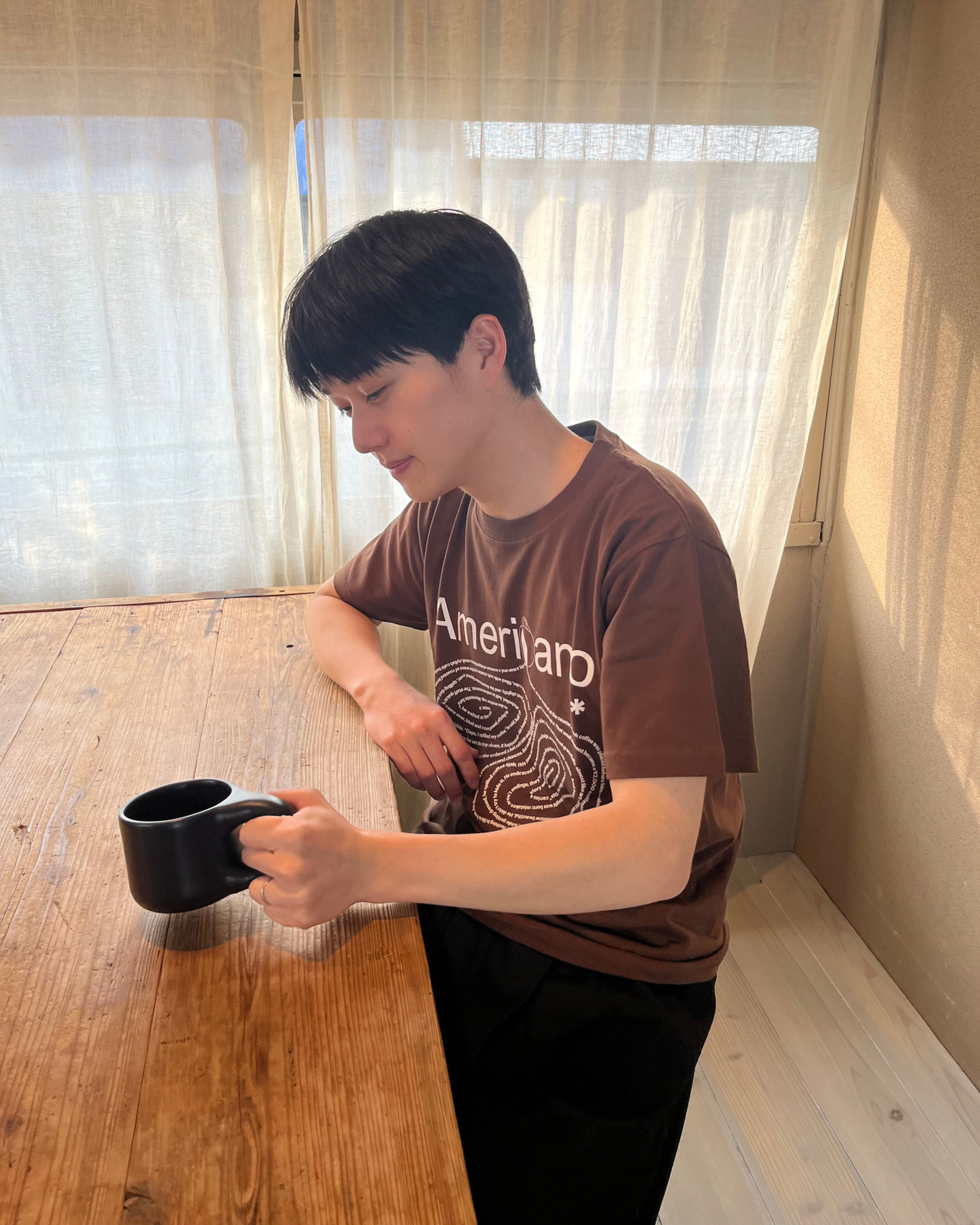 Brown)Americano spilling tee