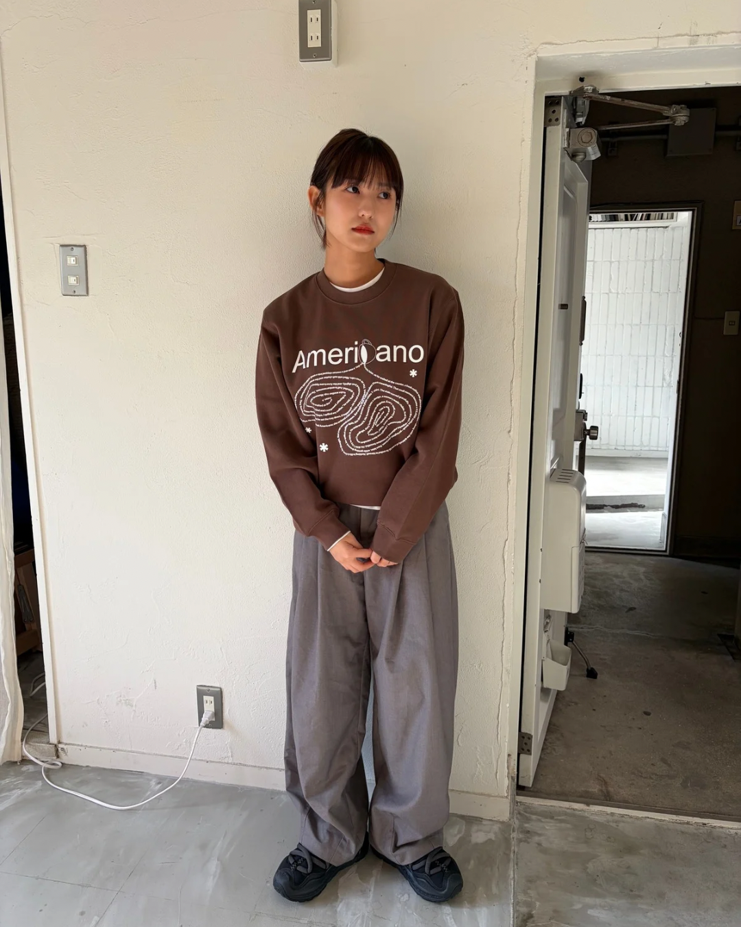 Brown)Americano spilling sweat