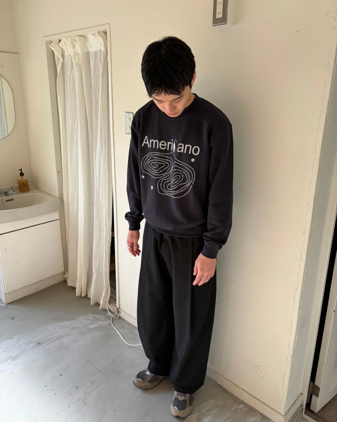 Navy)Americano spilling sweat