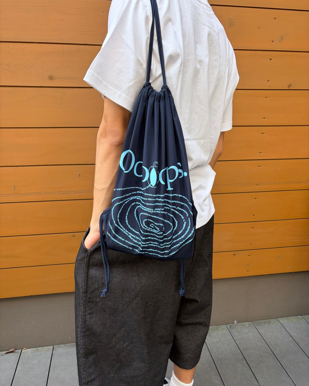 Black)Knapsack spilling coffee