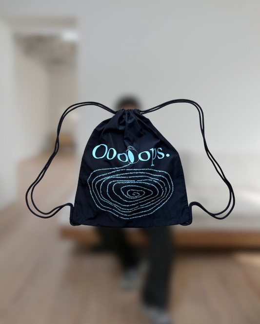 Navy_lightblue)Knapsack spilling coffee