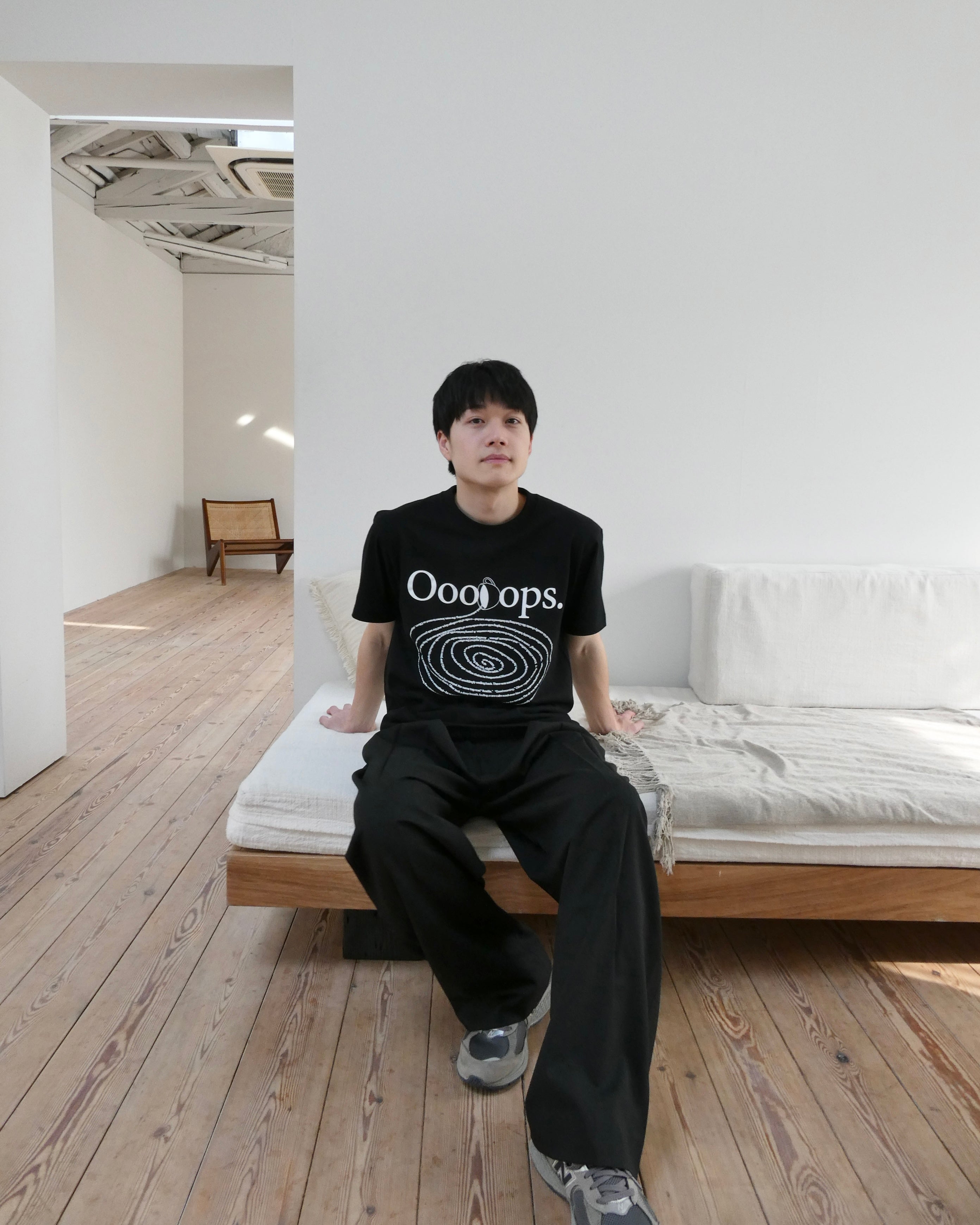 Ooooops Spilling coffee tee Sサイズ Black)Spilling coffee tee – Ooooops.