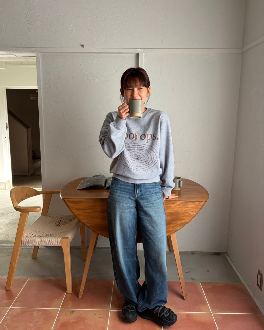 Gray_brown)Spilling coffee sweat