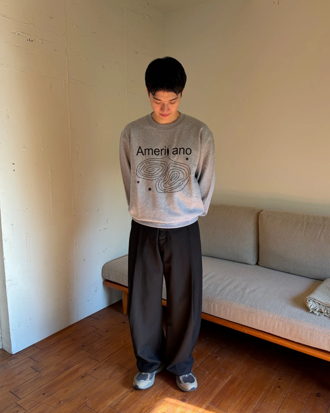 Gray)Americano spilling sweat