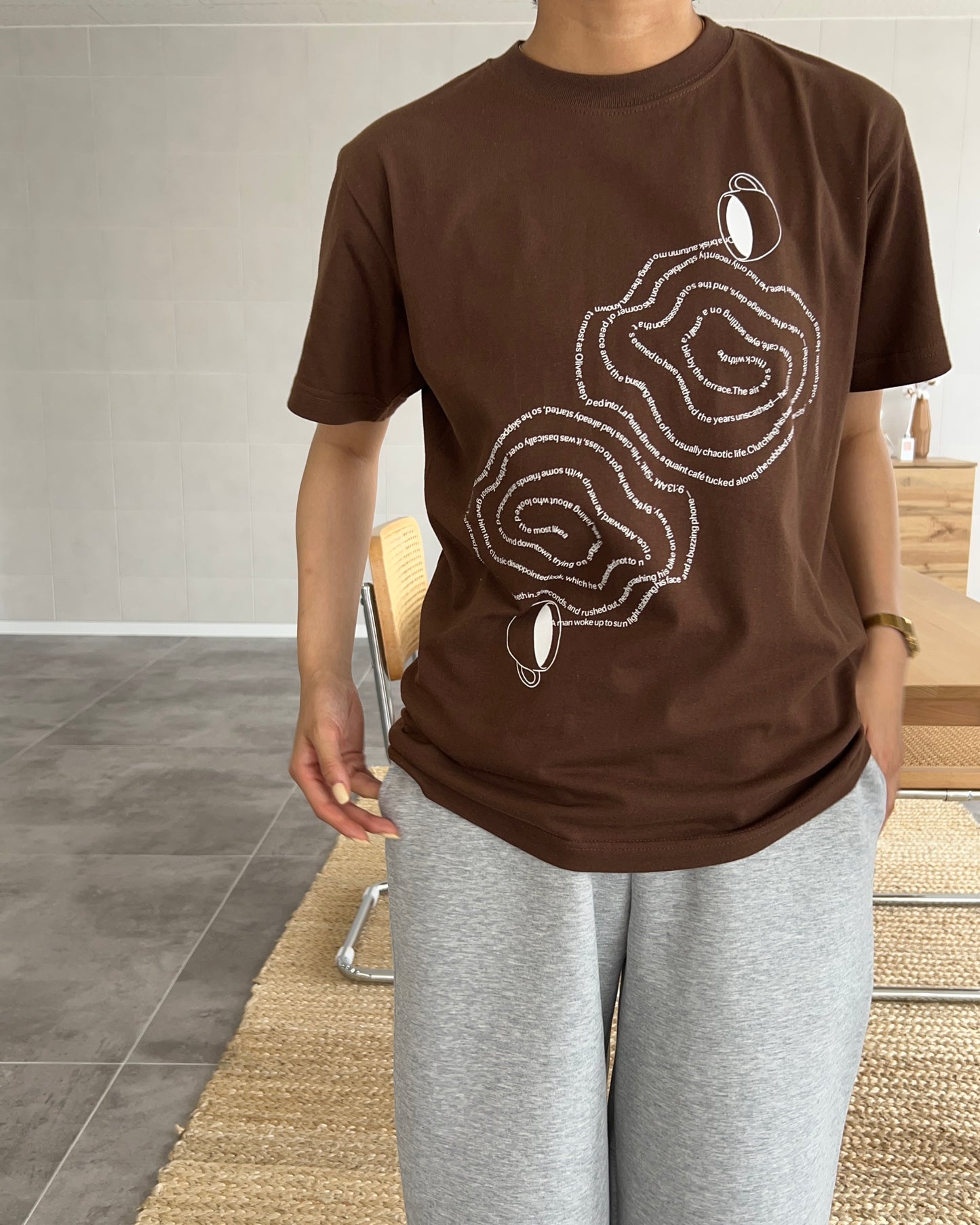 Brown)Two coffee spilling tee