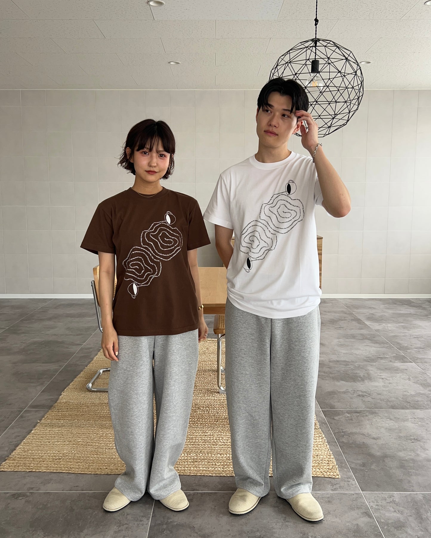 Brown)Two coffee spilling tee