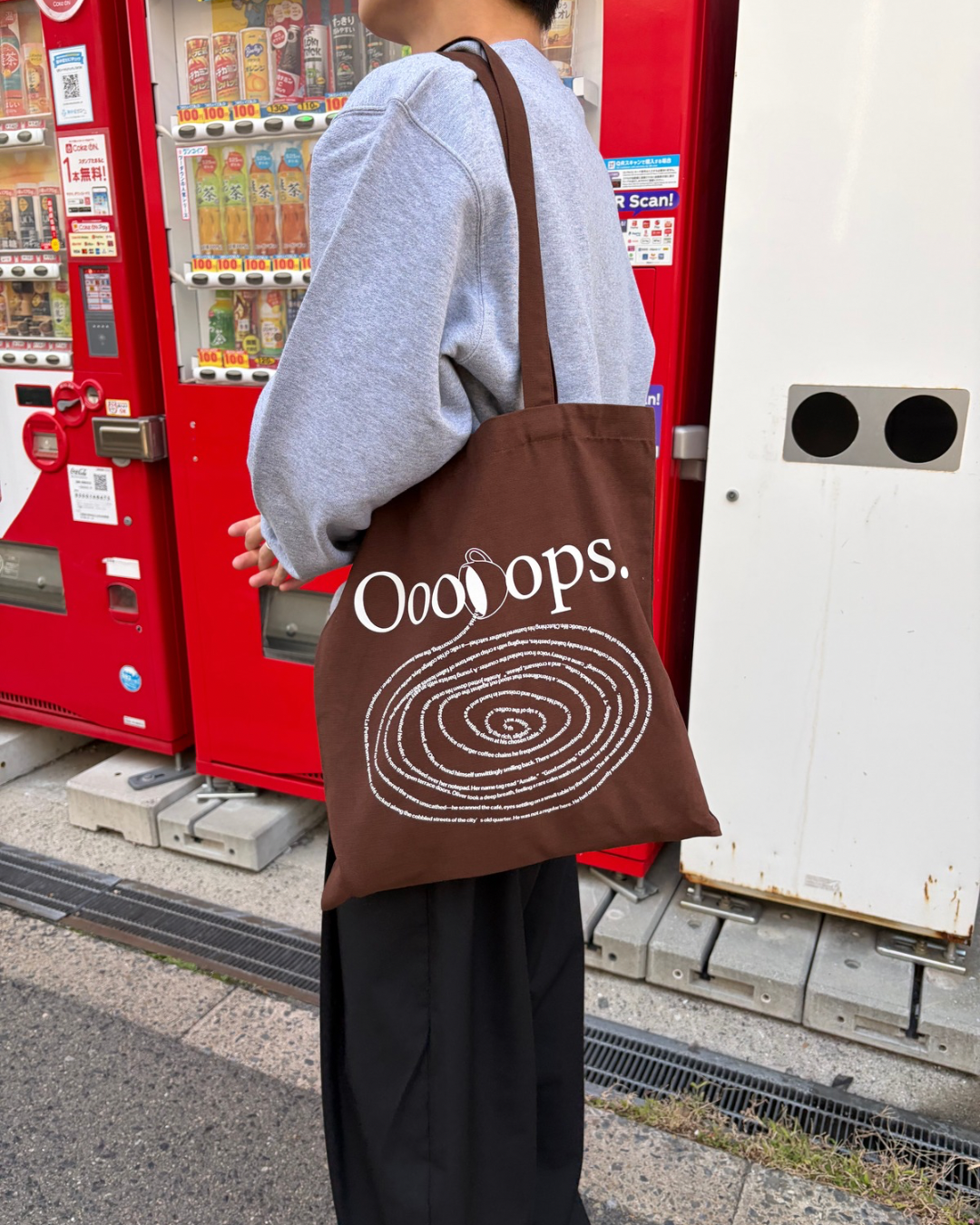 Brown)Canvas bag spilling coffee