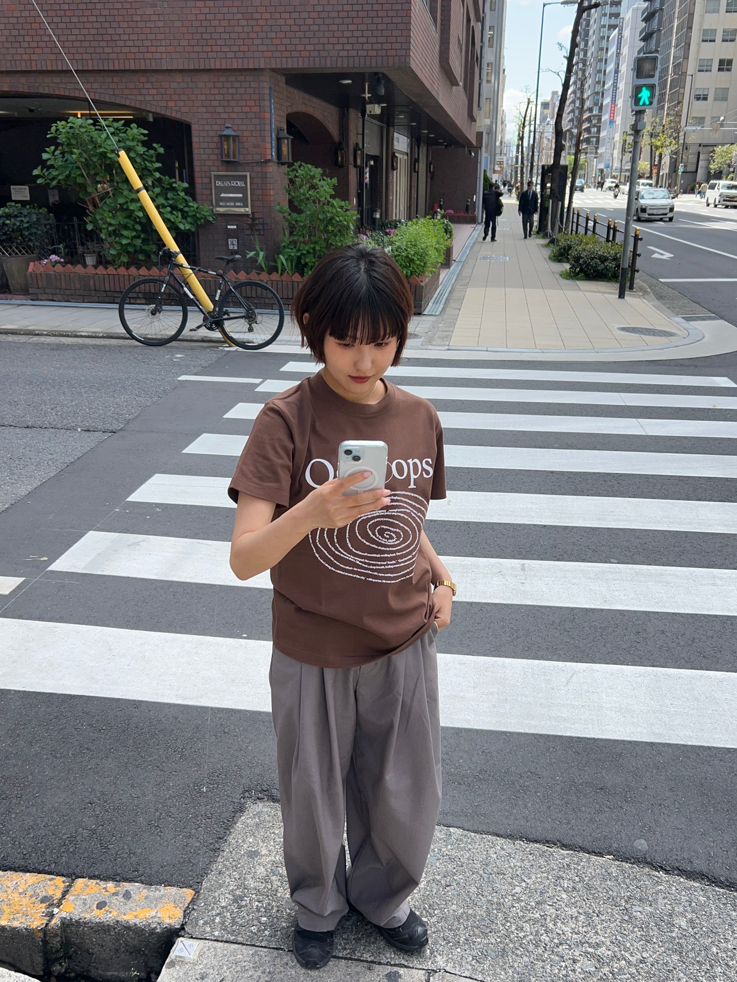 Brown)Spilling coffee tee