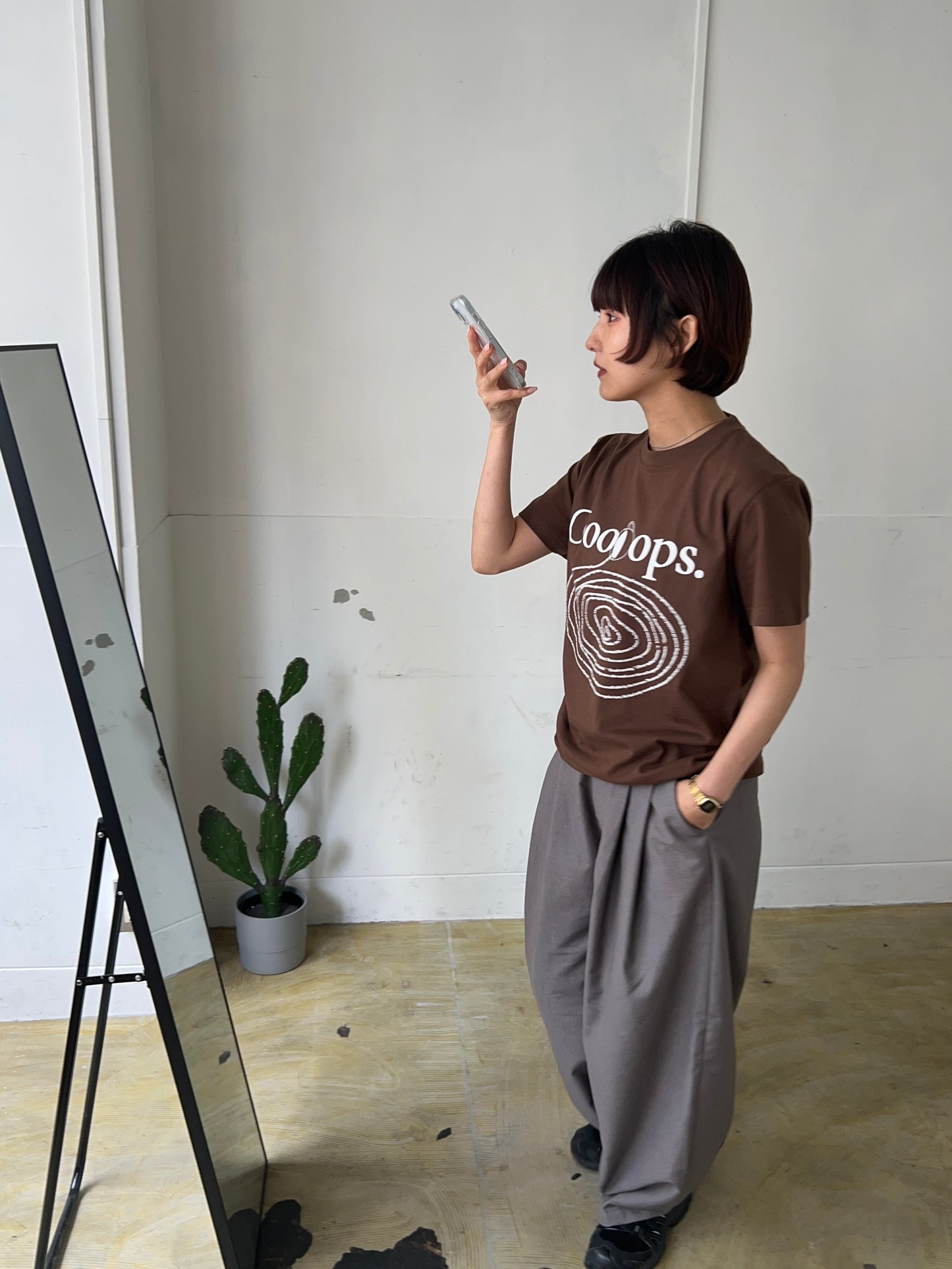 Brown)Spilling coffee tee