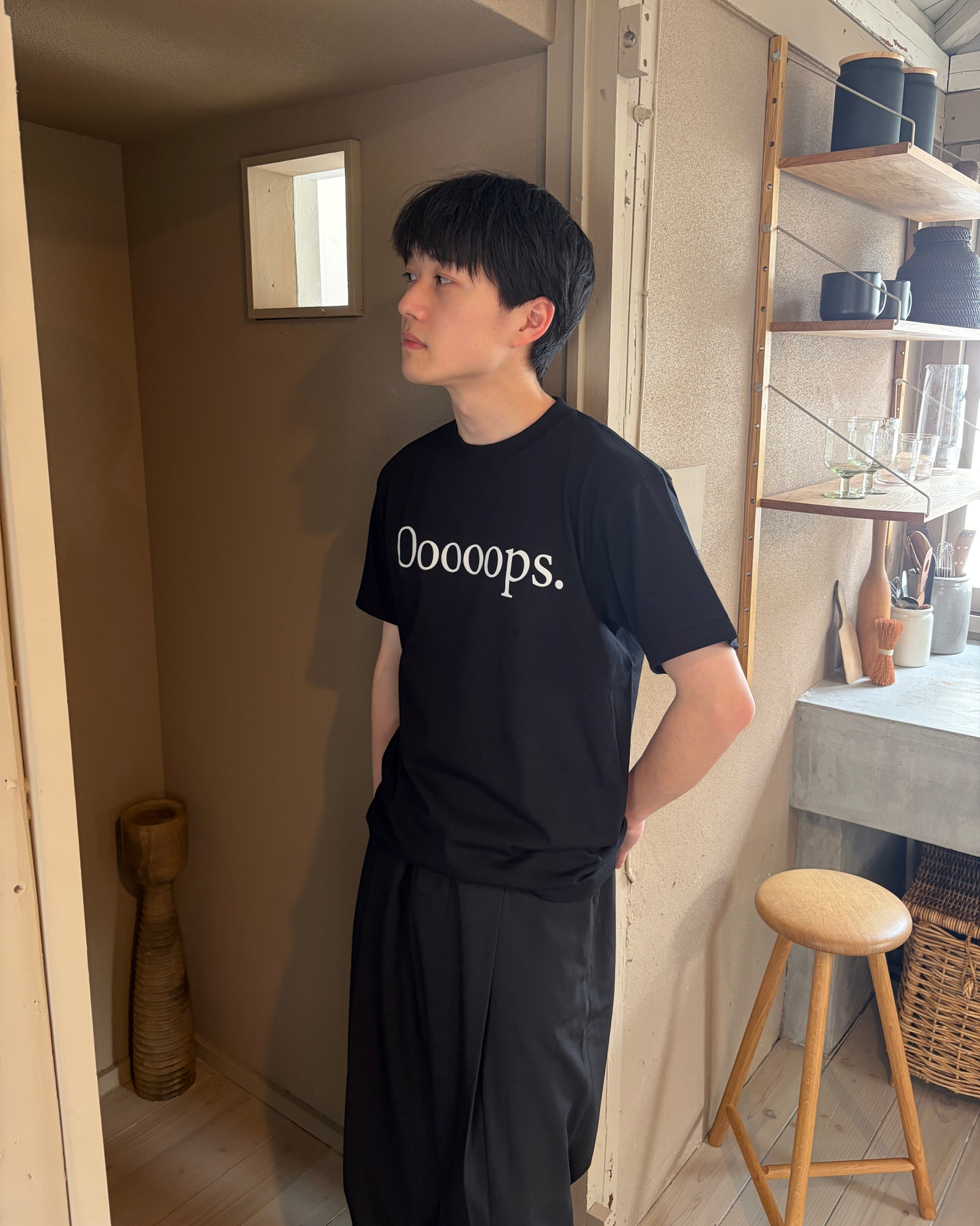 Black)Ooooops print tee