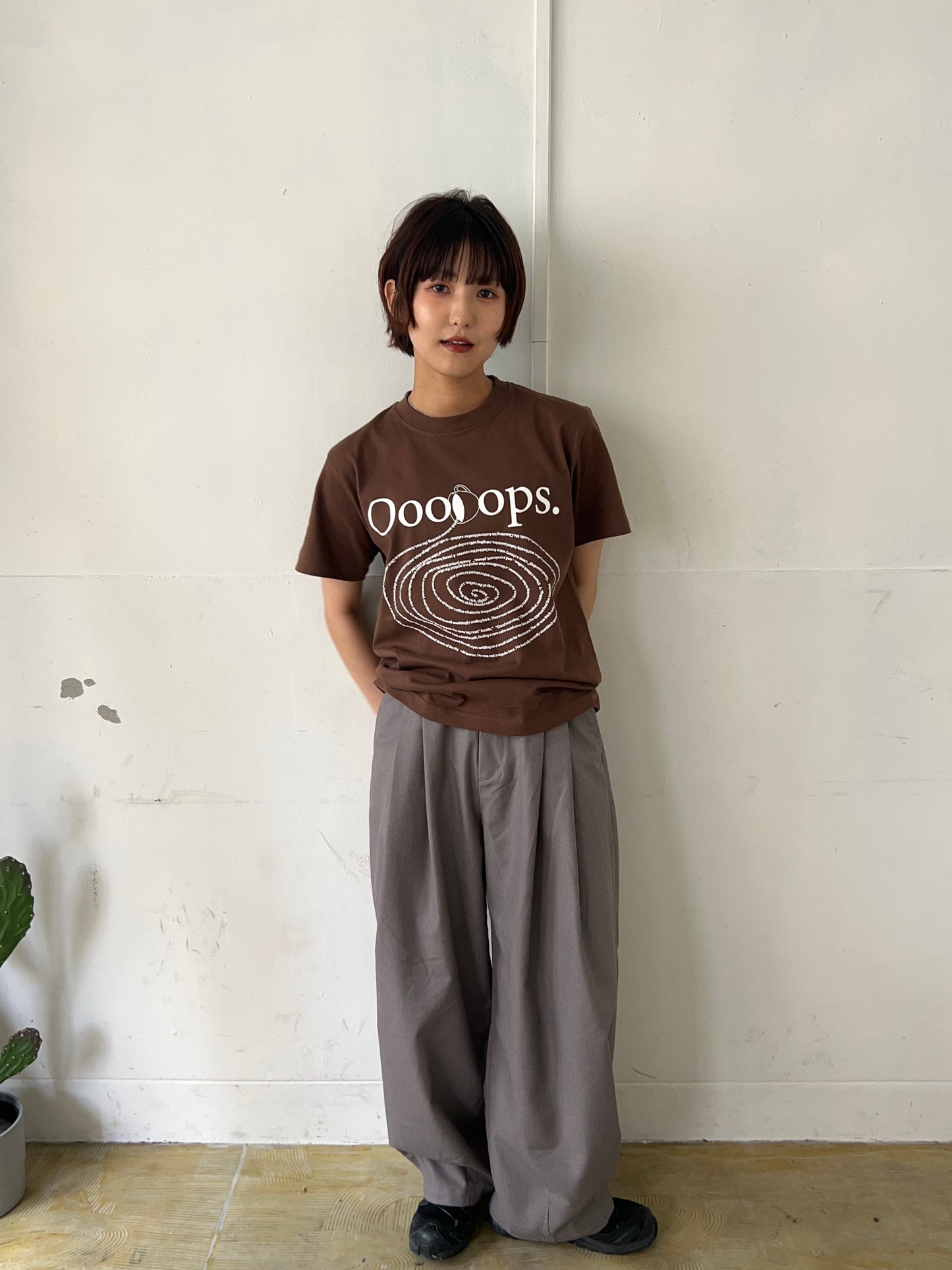 Brown)Spilling coffee tee