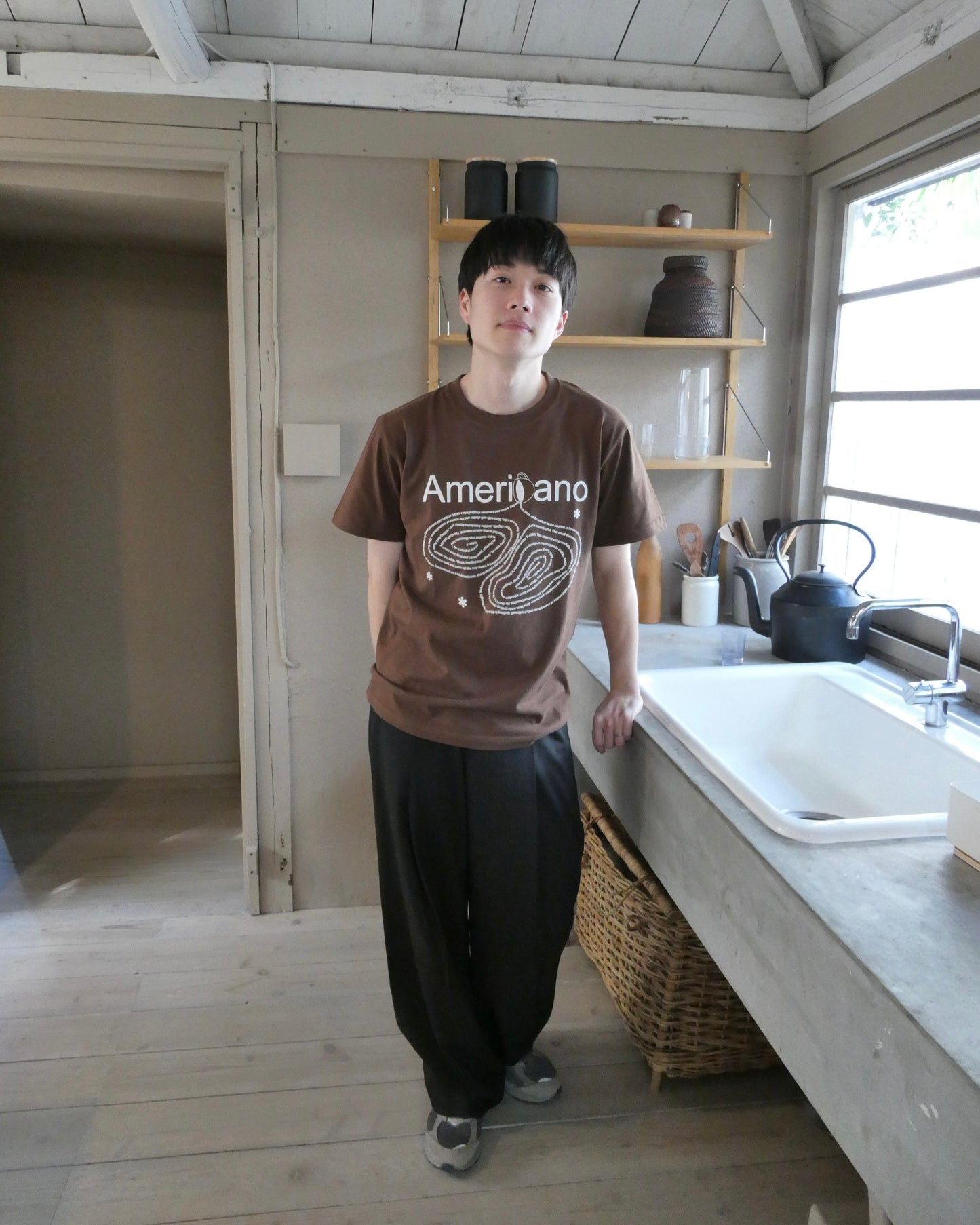 Brown)Americano spilling tee