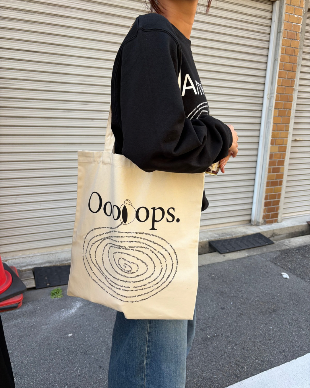 Beige)Canvas bag spilling coffee