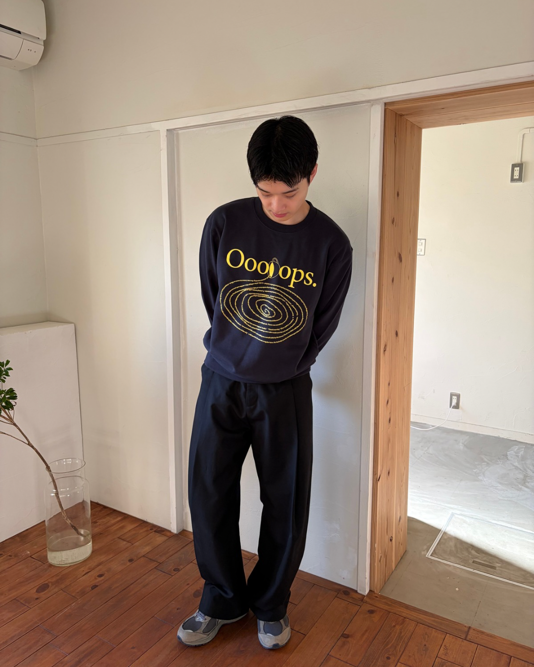 Navy_yellow)Spilling coffee sweat